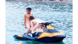 Bắt quả tang cặp đôi chịch nhau trên motor nước