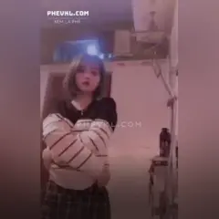 Em gái vừa tắm vừa show hàng căng đét