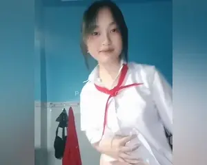 Bé gái quàng khăn đỏ show hàng