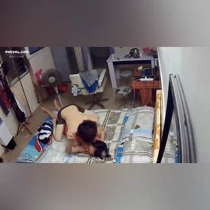 Vợ chồng trẻ sinh hoạt tình dục bị camera ghi lại