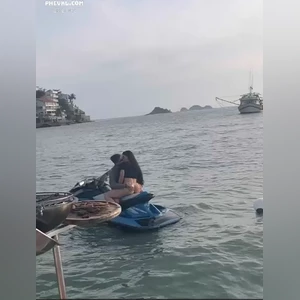 Cặp đôi Phịch nhau trên moto nước cho khán giả xem luôn