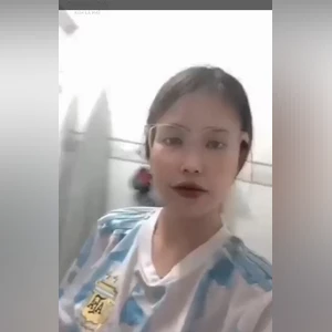 Em Nhung 2k3 Fan M10 show hàng trong nhà vệ sinh