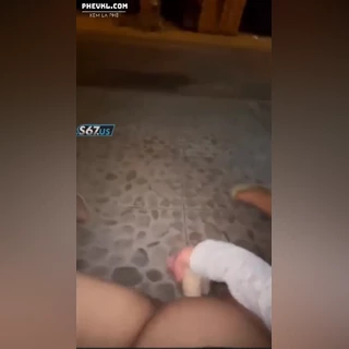 Giữa đêm trăng thanh gió mát em vác loz ra giữa đường thẩm du