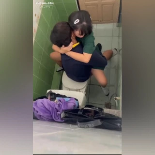 Quay lén 2 đưa bạn học cùng lớp vào nhà vệ sinh trường chịch nhau