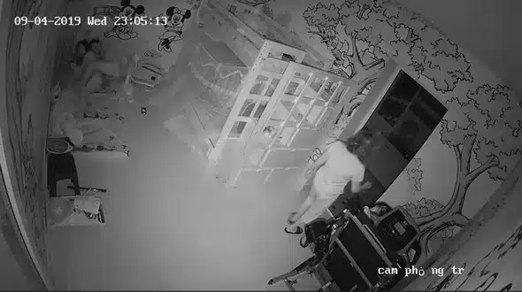 Vợ chồng đang lên cao trào thì mẹ mở cửa phòng đi vào