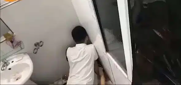 Đi nhậu mà dẫn bạn gái vào phòng vệ sinh chịch nhau bị đám bạn quay lén