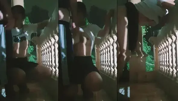Trời oi nóng vợ chồng đưa ra nhau ban công public cho nó mát